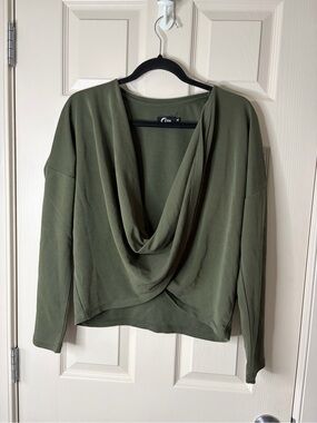 🦋 ZYIA ACTIVE - Medium Green Long Sleeve Shirt